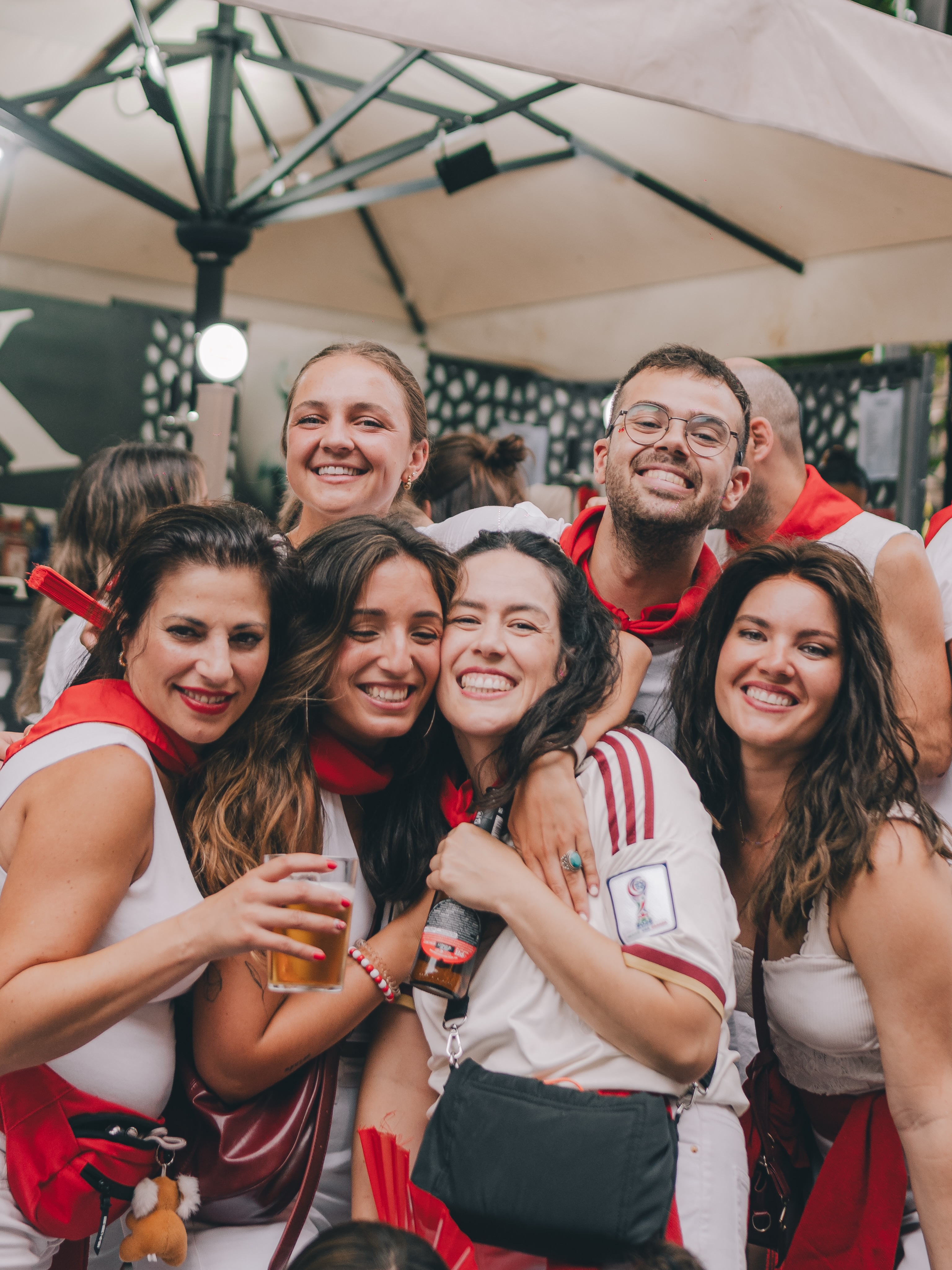 Qué manera de vivir el partido en Kabiya!⚽️

Ayer disfrutamos juntos de una noche de fútbol, emoción y celebración con la victoria frente a Bélgica🤠

Hoy es sábado y seguimos con vosotros.
Os esperamos en Kabiya para seguir disfrutando de estos San Fermines🔻🍻