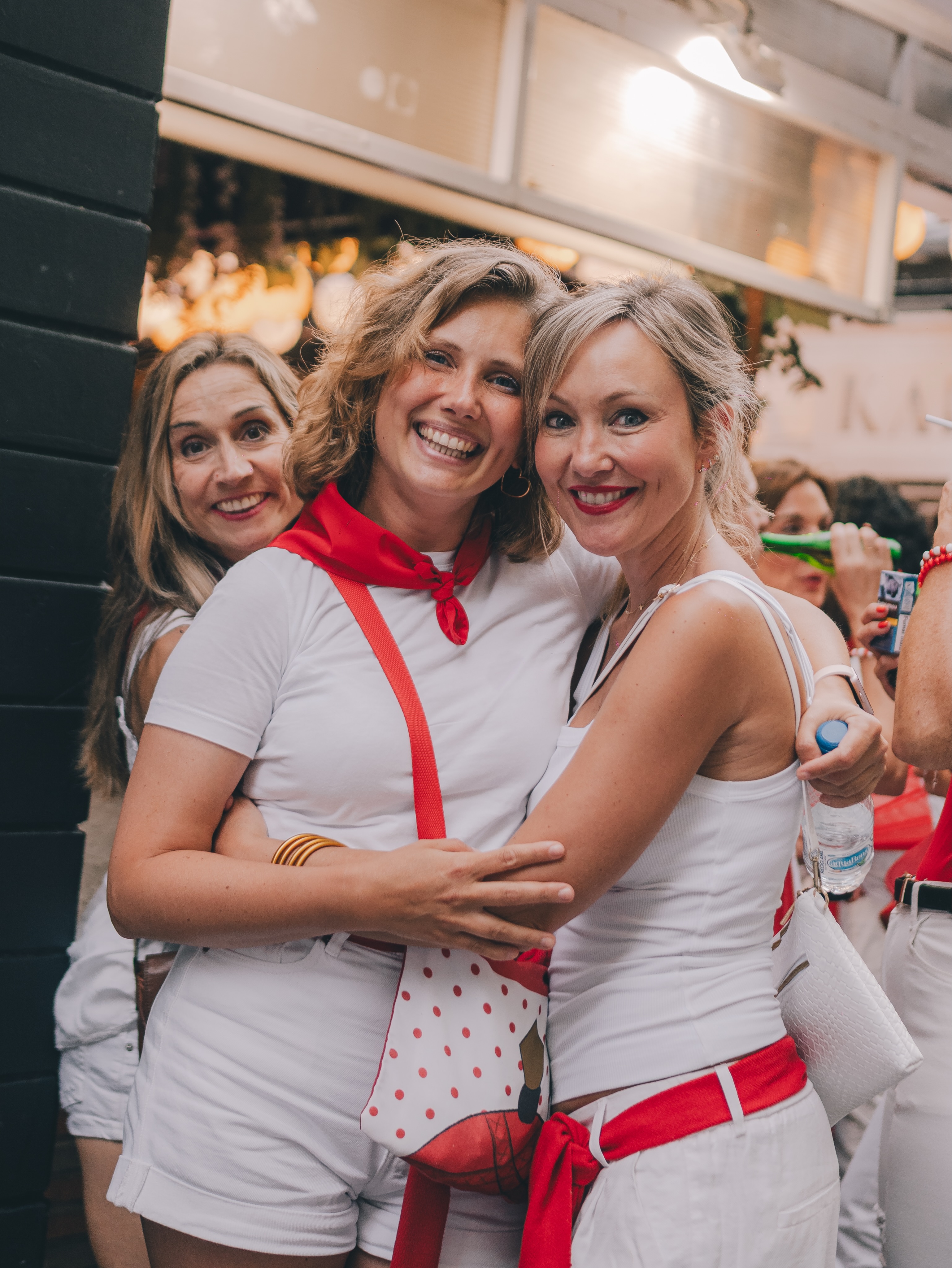 ¡Ya estamos abiertos! Seguimos con vosotros hasta las 6:30 para cerrar otra gran noche de San Fermín. ¡Os esperamos!🔻